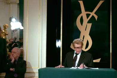 Le 7 janvier 2002, Yves Saint-Laurent,aux côtés de Pierre Bergé, donne une conférence de presse, au cours de laquelle il annonce son «adieu» à la couture.