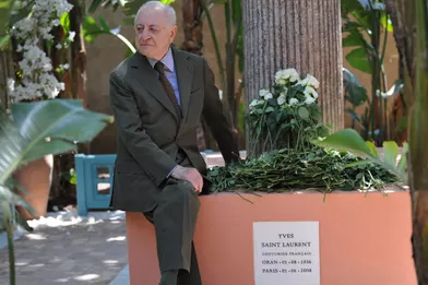 Pierre Bergé le 11 juin 2008 est assis sur une stèle à la mémoire d'Yves Saint Laurent dans le Jardin Majorelle àMarrakech.