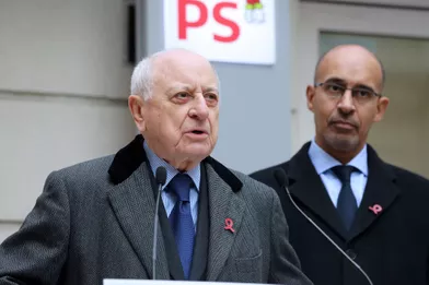  Pierre Bergé et Harlem Désir le 30 novembre 2012, au siège du Parti socialiste oùun ruban rouge géant orne la façadeàl'occasion de la journée mondiale de lutte contre le SIDA. 