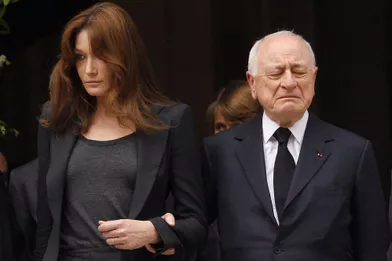 Pierre Bergé et Carla Bruni-Sarkozy le 5 juin 2008 aux obsèques d'Yves Saint Laurent.