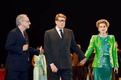 Pierre Bergé aux côtés d'Yves Saint-Laurent et de Catherine Deneuve en février 1992 à l'Opéra Bastille, pour célébrer les 30 ans de la création de la maison Yves Saint Laurent.