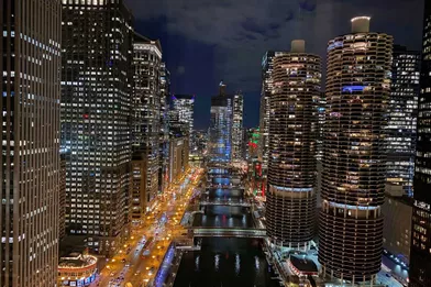 Les gratte-ciels de Chicago vues de nuit.