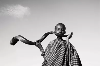 Les fêtes indigènes rendent également hommage aux cycles de la vie humaine. En Afrique de l'Est, un jeune Maasai souffle dans la corne en spirale d'un Grand kudu pour appeler les moran (adolescents) à la cérémonie &quot;e unoto&quot;, qui annonce leur passage à l'âge adulte. La cérémonie accompagnée de chants et de danses dure plusieurs jours.