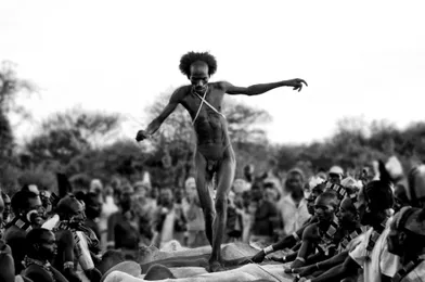 En Ethiopie, avant qu'un Hamar puisse se marier, il doit s’élancer à saute-mouton sur une rangée de bétail. Son corps est enduit de bouse pour lui donner de la force, tout comme le bétail, mais pour le rendre glissant. Un homme doit sauter sur plus de 30 bêtes à quatre reprises sans tomber. S'il y parvient, il devient un Maza; les hommes qui ont réussi cette épreuve jusqu’au bout ont alors accompli leur rite de passage. Les Hamar ainsi que d'autres tribus vivent dans la vallée inférieure de l'Omo depuis des siècles; la région est depuis des millénaires un carrefour culturel où a convergé une grande diversité de peuples migrants.