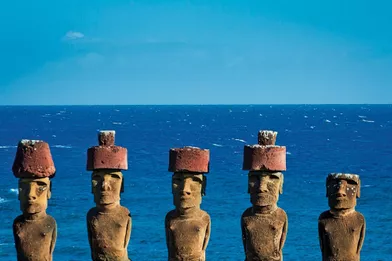 Les statues de l’île de Pâques, dos à la mer, veillent sur les défunts enterrés devant eux