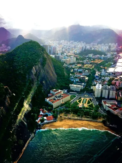 Admirer Rio du ciel, avant de déambuler sur la plage de Leblon.