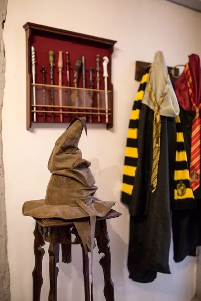 Le Chapeauchoix trône à côté de l'uniforme aux couleurs Gryffondor.
