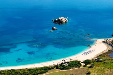A moins de deux heures de vol de Paris, la Sardaigne offre un cadre magnifique et une mer d’un bleu inégalé. L’établissement Valle dell’Erica 5* vient de remporter la palme de l’hôtel le plus vert d’Europe.