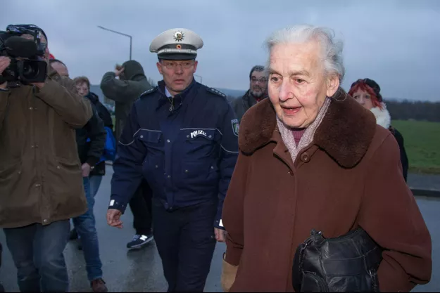https://resize-parismatch.lanmedia.fr/f/webp/r/625,417,forcex,center-middle/img/var/news/storage/images/paris-match/actu/international/la-mamie-nazie-n-assistera-pas-au-proces-912473/13032205-2-fre-FR/La-mamie-nazie-n-assistera-pas-au-proces.jpg
