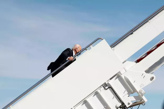 https://resize-parismatch.lanmedia.fr/f/webp/r/625/img/var/news/storage/images/paris-match/actu/international/joe-biden-trebuche-sur-les-marches-d-air-force-one-1729736/joe-biden-9/28514045-1-fre-FR/Joe-Biden-9.jpg