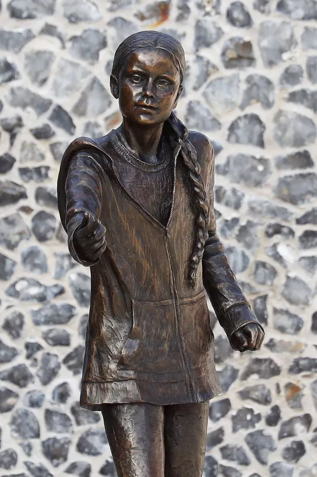 https://resize-parismatch.lanmedia.fr/f/webp/r/625/img/var/news/storage/images/paris-match/actu/international/une-statue-de-greta-thunberg-achetee-28-000-euros-par-une-universite-fait-polemique-1731481/abaca-brpaphotos20210330-441/28540106-1-fre-FR/ABACA-BRPAPhotos20210330-441.jpg