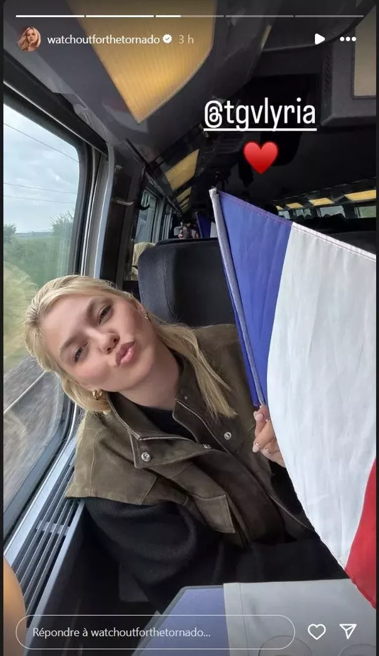 Louane and the French delegation arrive in Basel