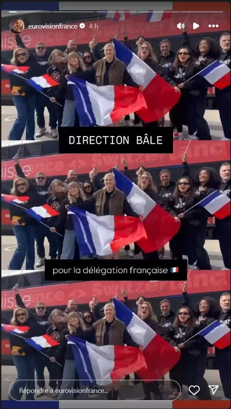 French delegation ‌displaying flags upon ​arrival