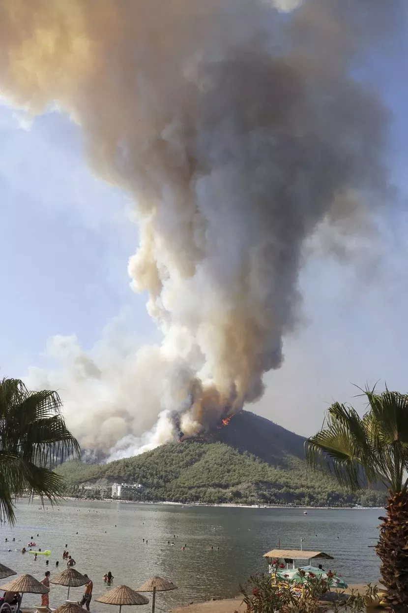 En Turquie, les vacanciers regardent Marmaris brûler tel un volcan.