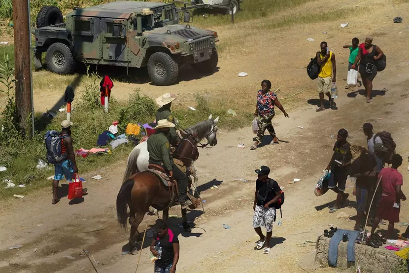 Des officiers de la police aux frontières face à des migrants au bord du Rio Grande, entre Ciudad Acuña et Del Rio, le 17 septembre 2021.