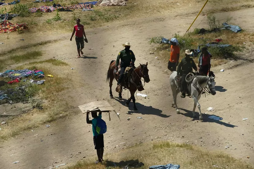 Des officiers de la police aux frontières face à des migrants au bord du Rio Grande, entre Ciudad Acuña et Del Rio, le 17 septembre 2021.