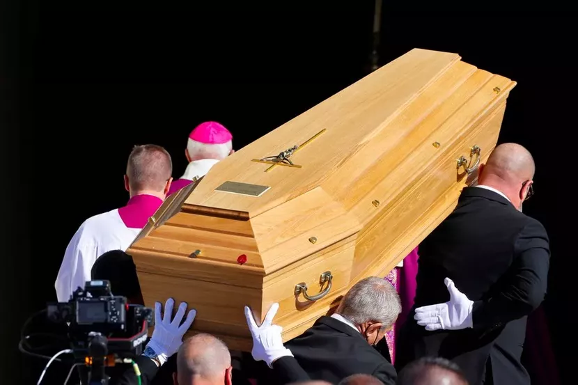 Arrivée du cercueil de Bernard Tapie.