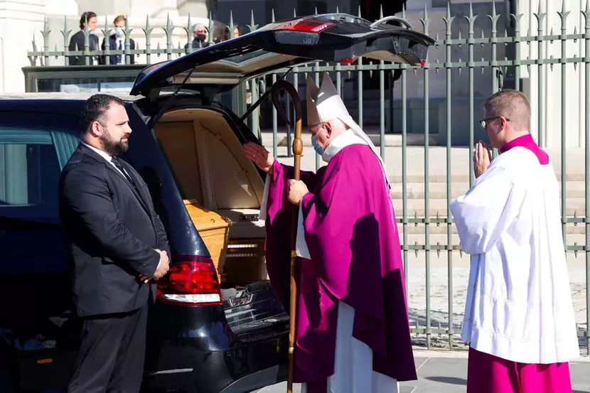 L'archevêque de Marseille, Jean-Marc Aveline, bénit le cercueil de Bernard Tapie.