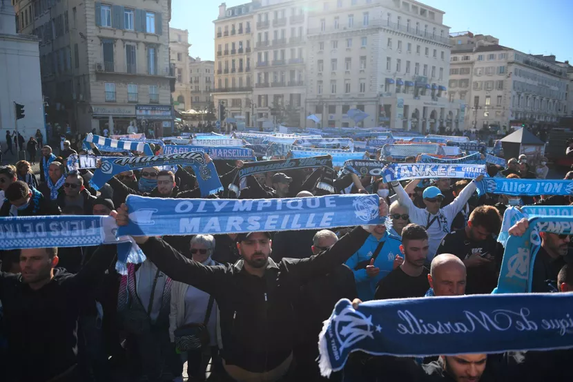 Les supporters portent haut les couleurs de l'OM pour saluer Bernard Tapie.