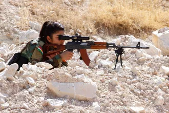 Une combattante kurde à la frontière syrienne.