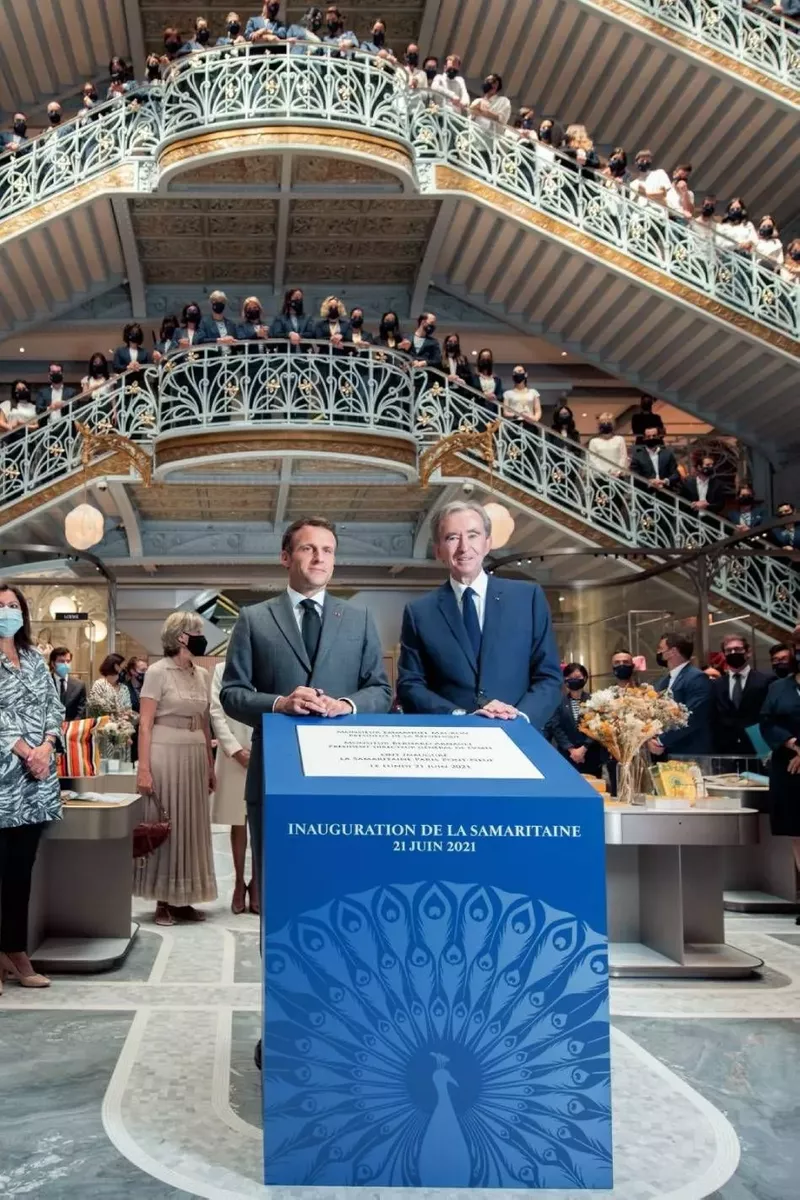 https://resize-parismatch.lanmedia.fr/f/webp/rcrop/800/img/var/news/storage/images/paris-match/actu/societe/la-samaritaine-renoue-avec-sa-splendeur-1744792/05-lvmh-3/28742605-1-fre-FR/05-LVMH-3.jpg