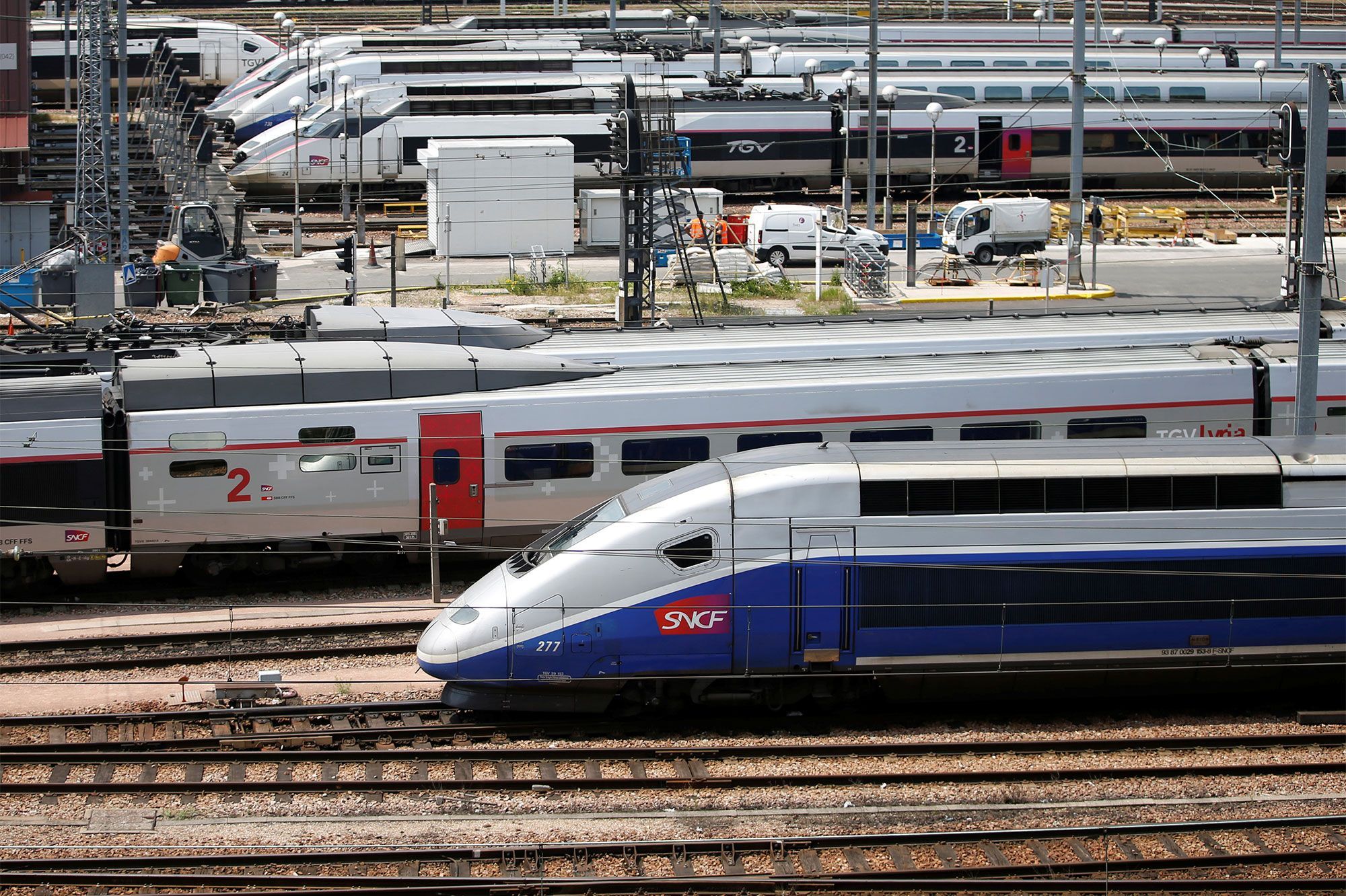 Ils Font Une Pause Cigarette Sur Le Quai Le Tgv Repart Avec Le Bebe