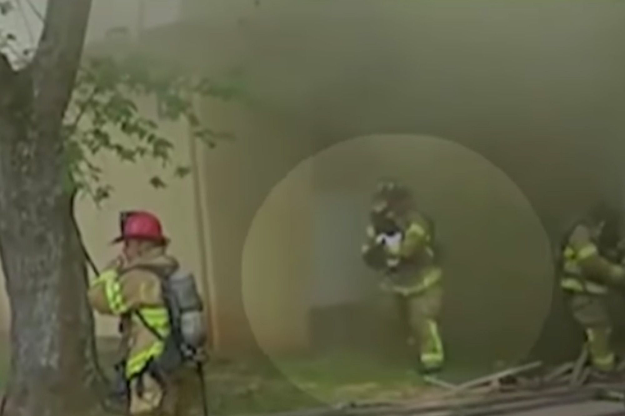 L Incroyable Video D Un Pompier Sauvant Un Bebe Des Flammes