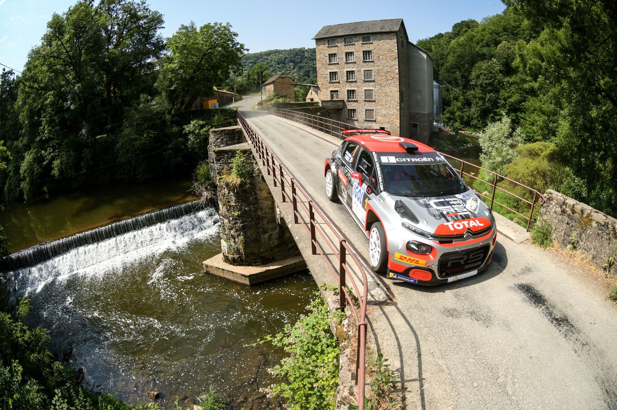 Un Mort Et Cinq Blesses Dans Un Accident Lors D Un Rallye Auto Dans L Aveyron