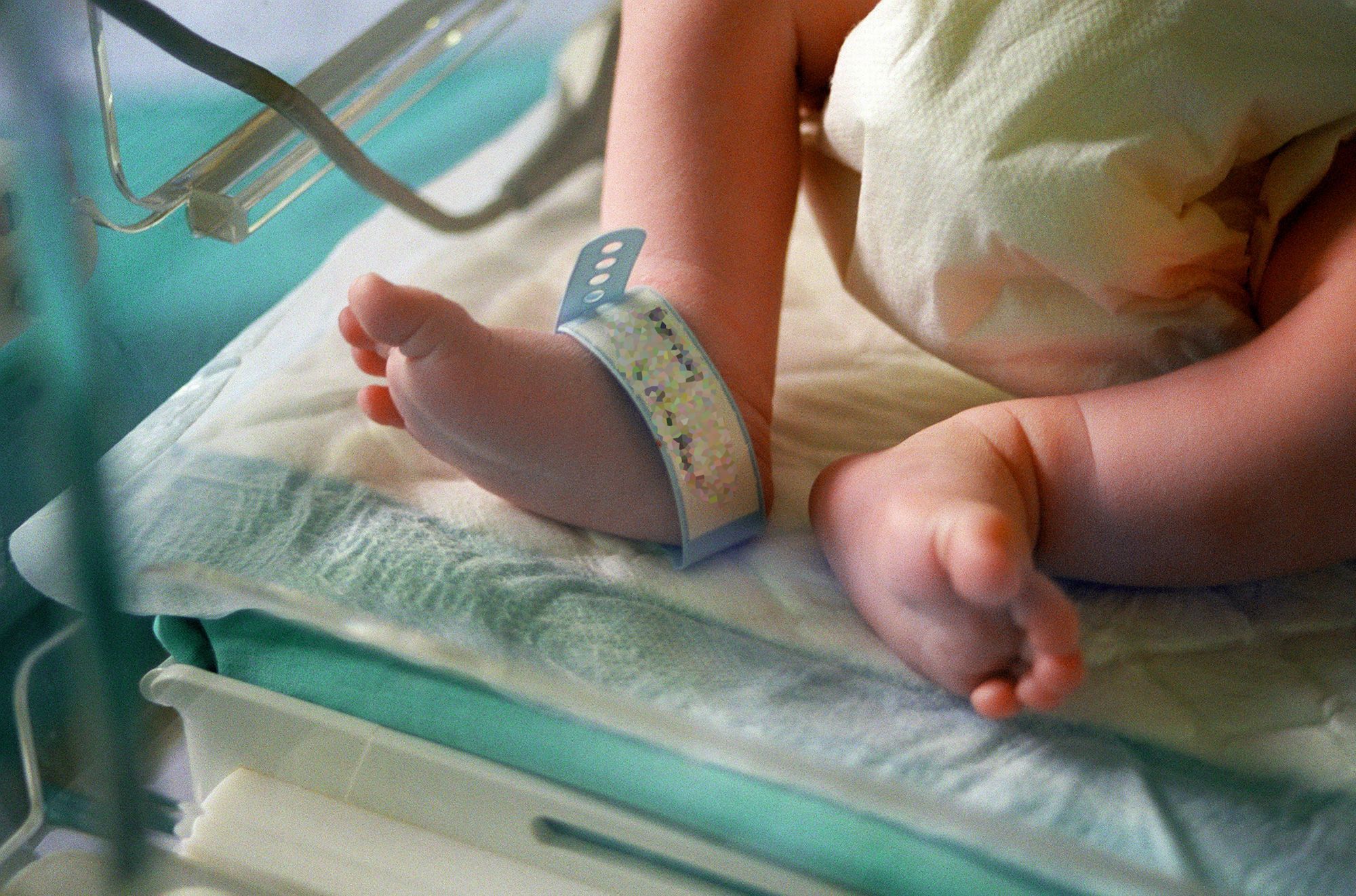 Une Indienne Donne Naissance A Un Bebe En Se Pendant