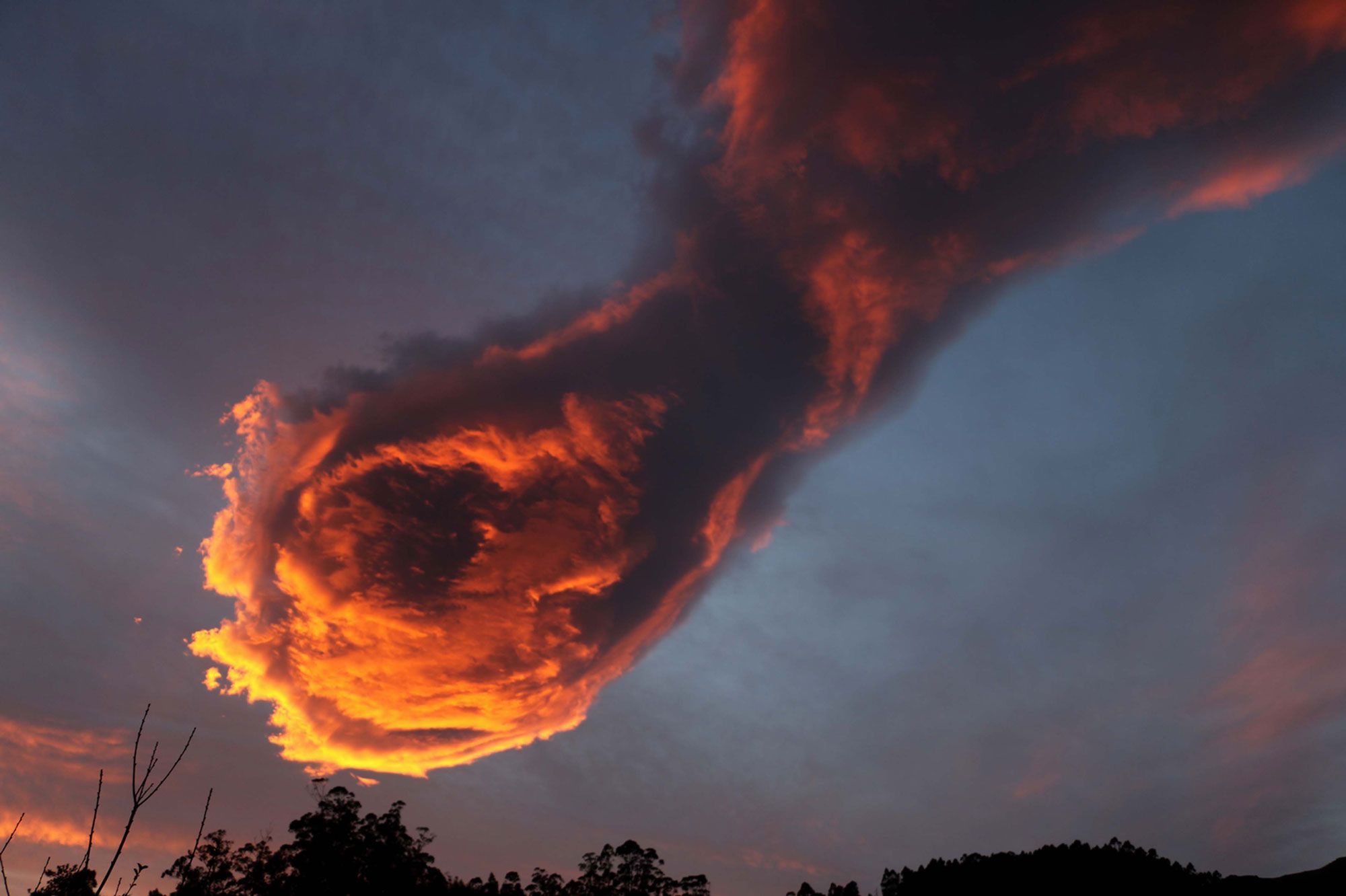 Portugal La Main De Dieu Apparait Dans Le Ciel