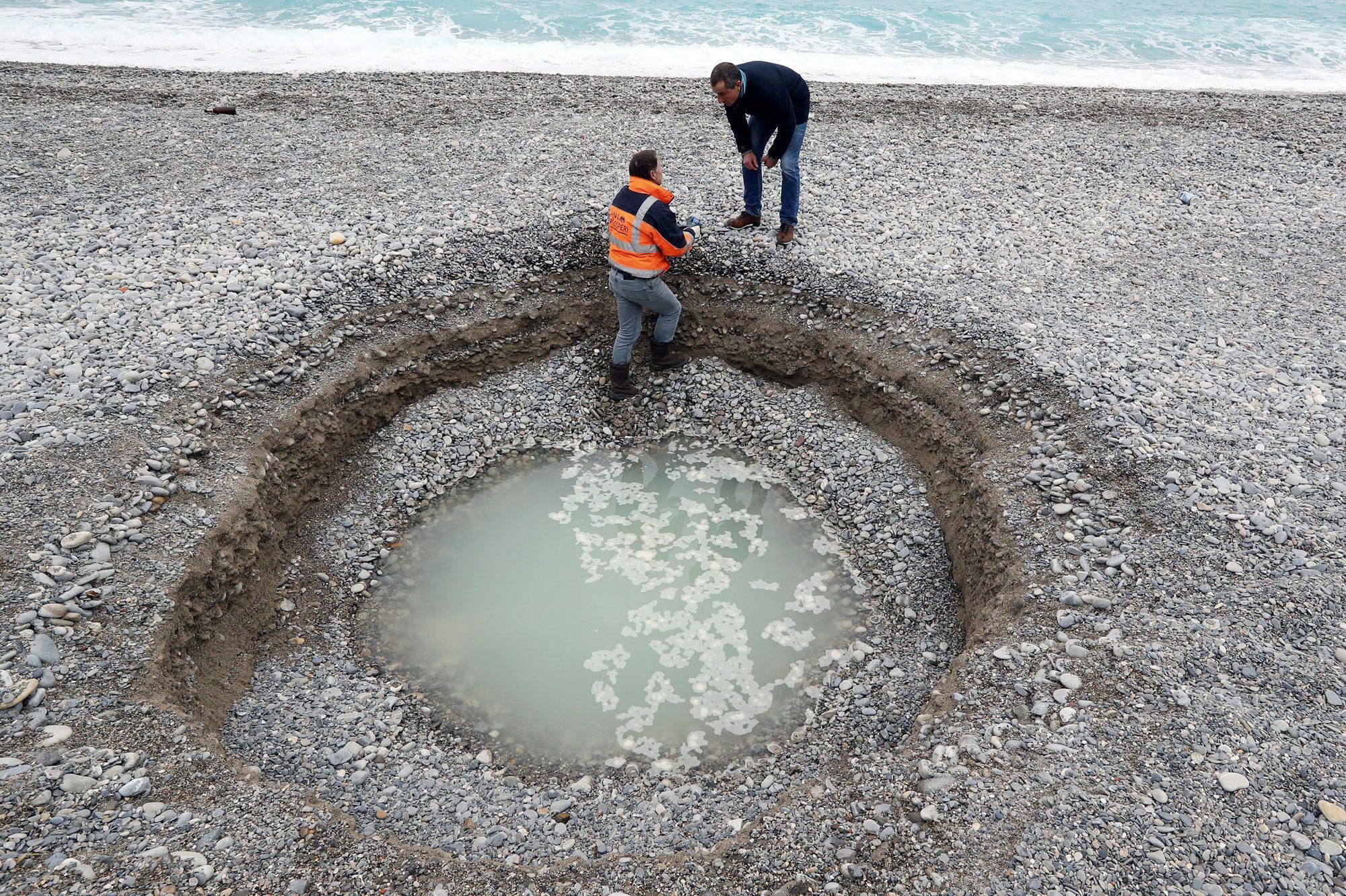 Un Cratère Spectaculaire Se Forme Sur Une Plage De Nice