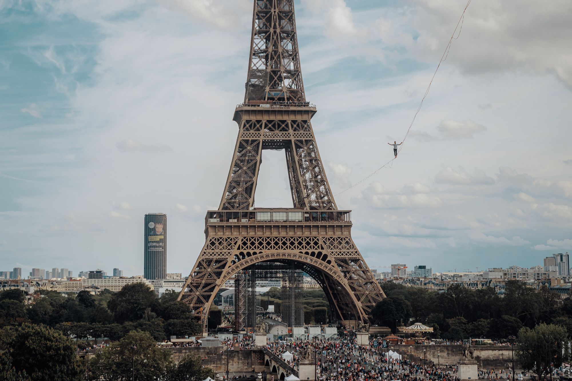 https://resize-parismatch.lanmedia.fr/img/var/news/storage/images/paris-match/actu/insolite/un-funambule-relie-la-tour-eiffel-au-theatre-de-chaillot-1758855/28941115-1-fre-FR/Un-funambule-relie-la-Tour-Eiffel-au-theatre-de-Chaillot.jpg