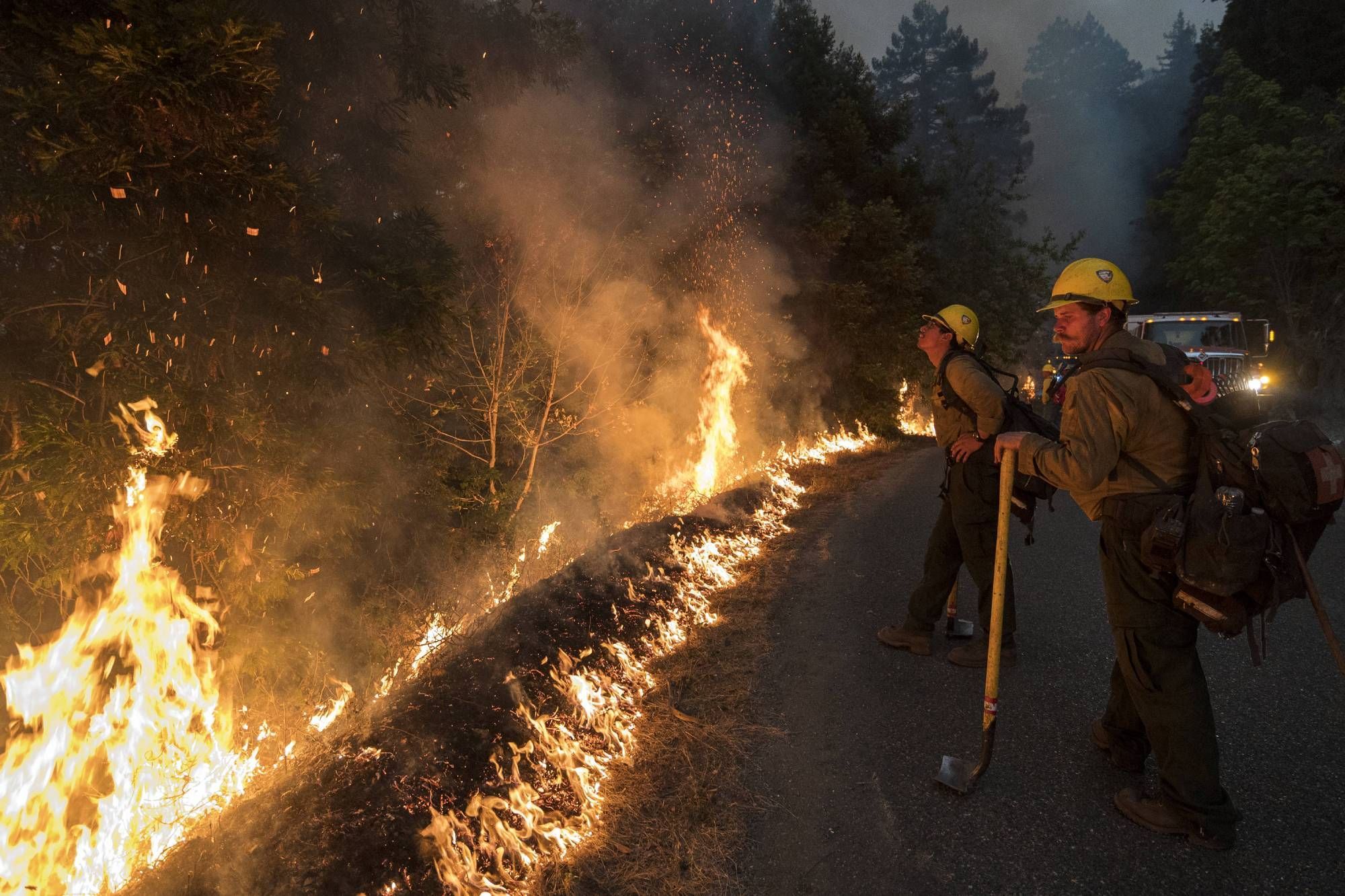 En Californie Les Pompiers Face A L Enfer Des Flammes