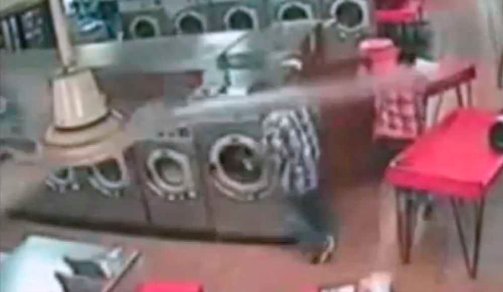 Il Met Son Bebe Dans Une Machine A Laver Pour Jouer