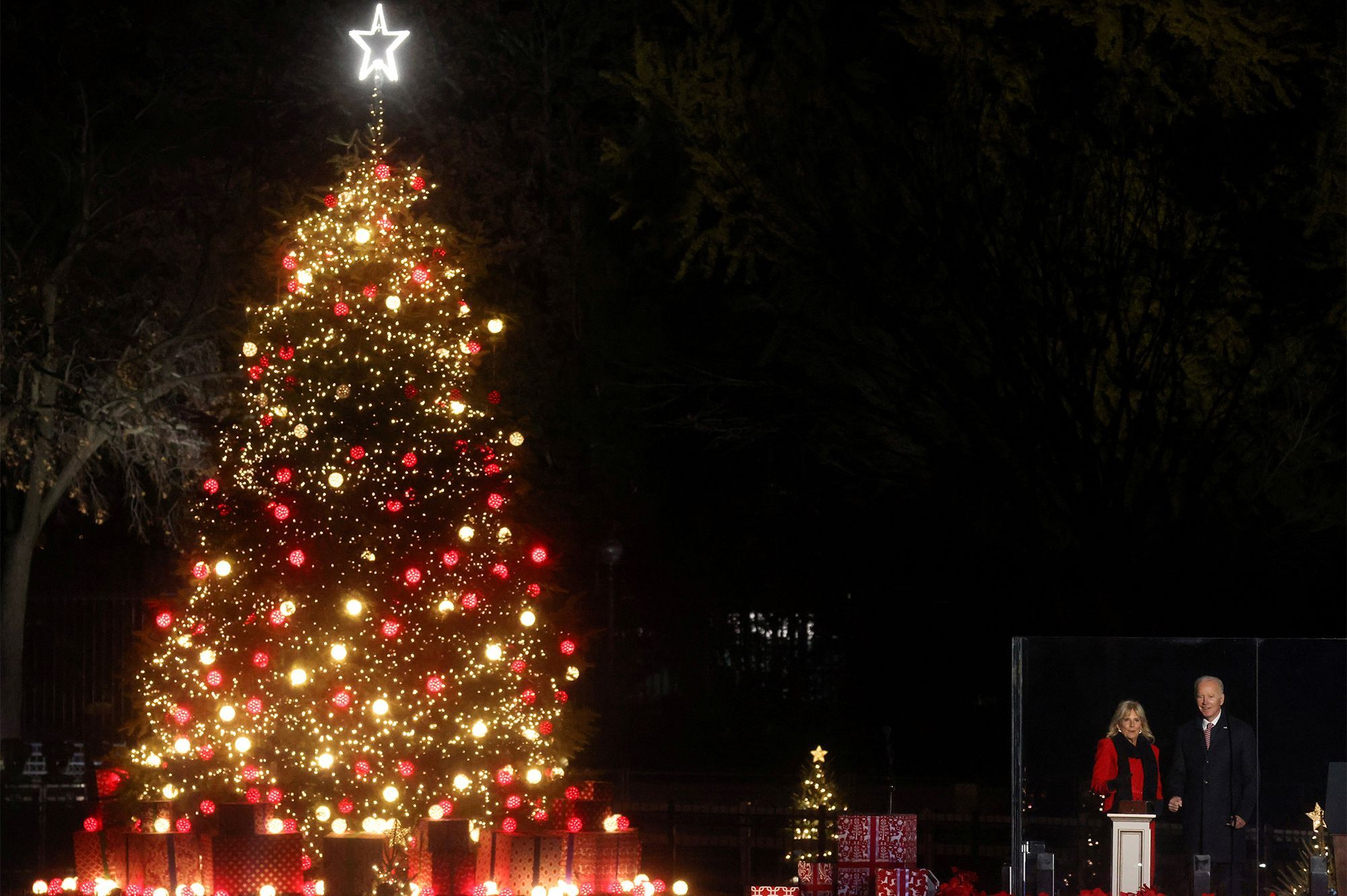 Jill Et Joe Biden Illuminent Le Sapin De Noel A Washington