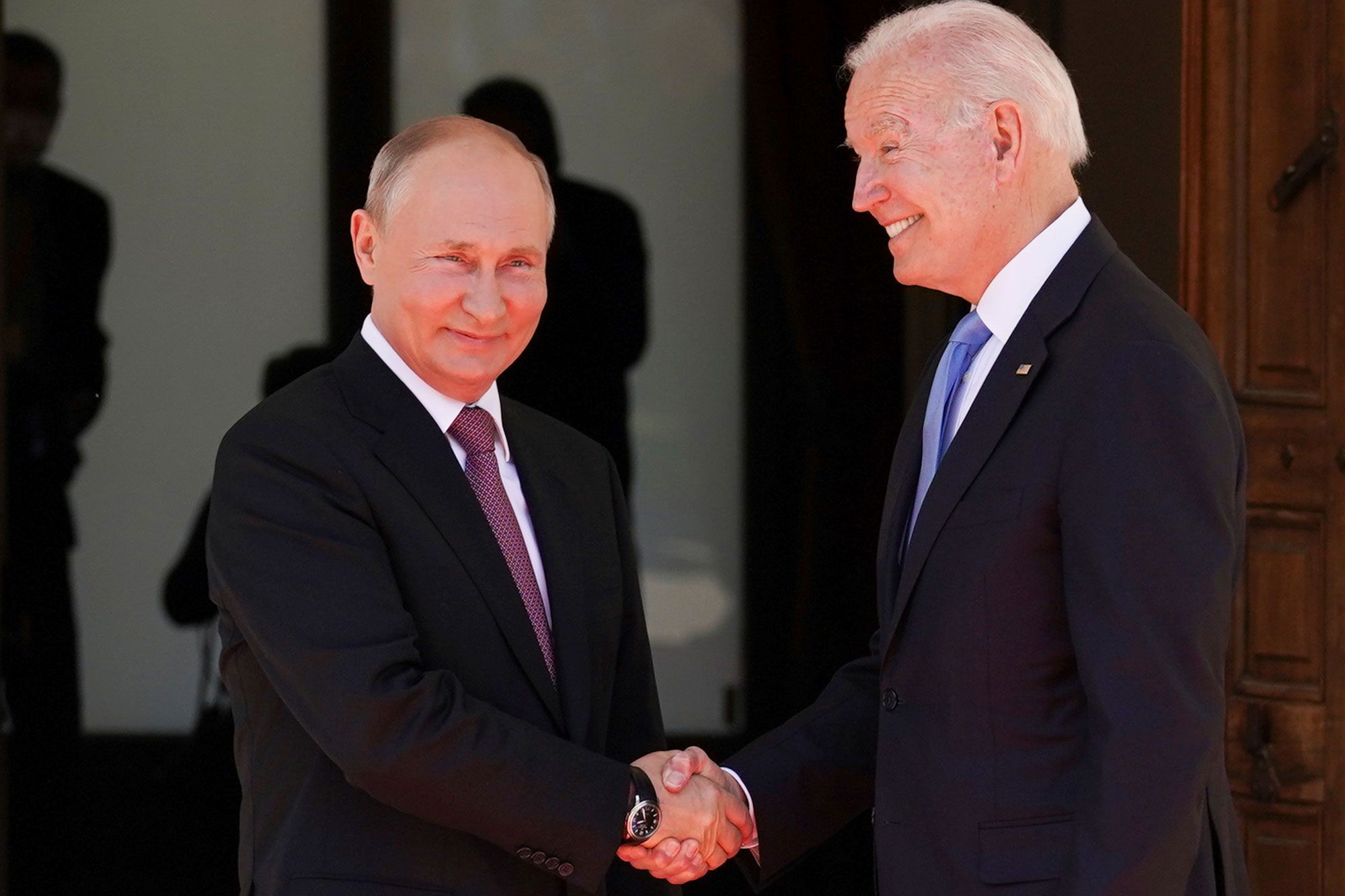 Joe Biden Et Vladimir Poutine Se Rencontrent A Geneve [ 1333 x 2000 Pixel ]