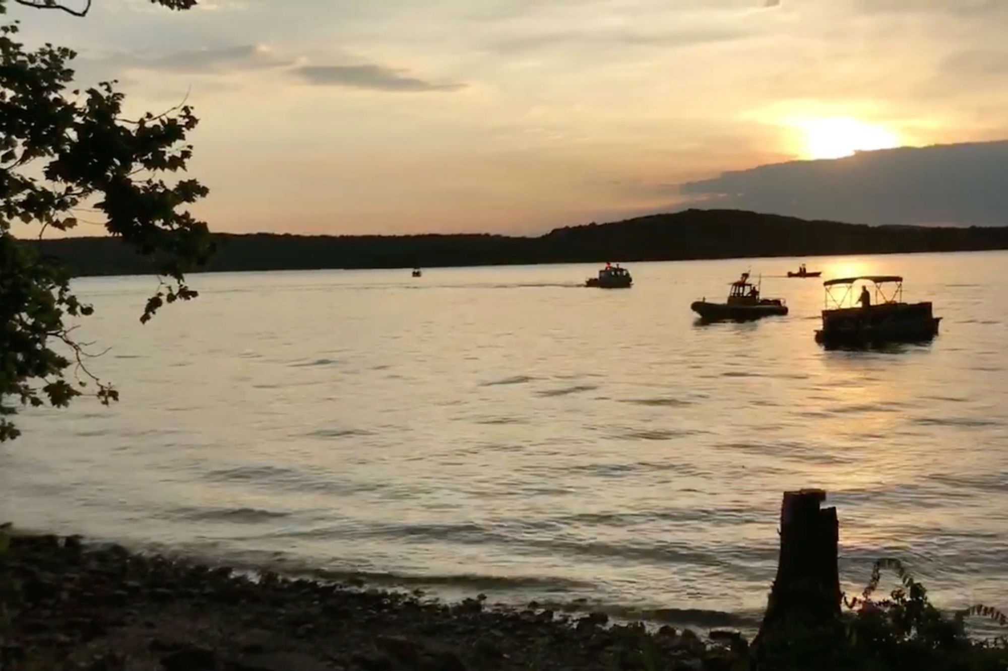 نتيجة بحث الصور عن ‪table rock lake duck boat‬‏