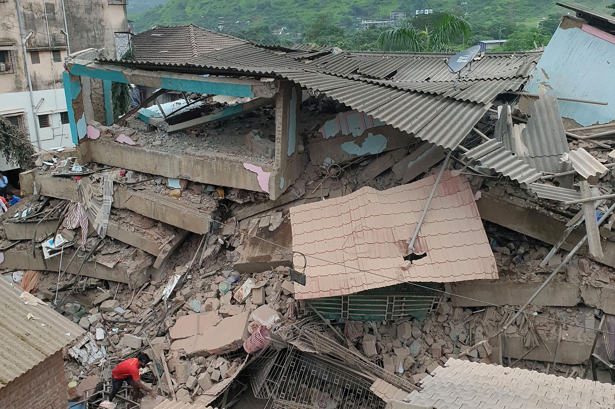 Un Immeuble S Effondre Comme Un Chateau De Cartes En Inde