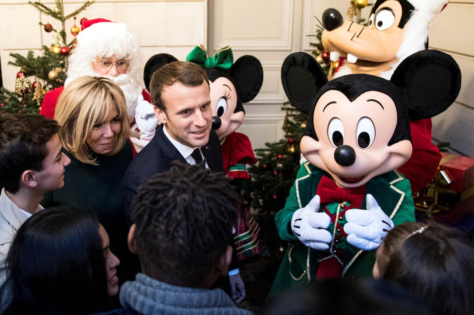 Emmanuel Et Brigitte Macron Fetent Noel Avec Plus De 500 Enfants Minnie Et Mickey