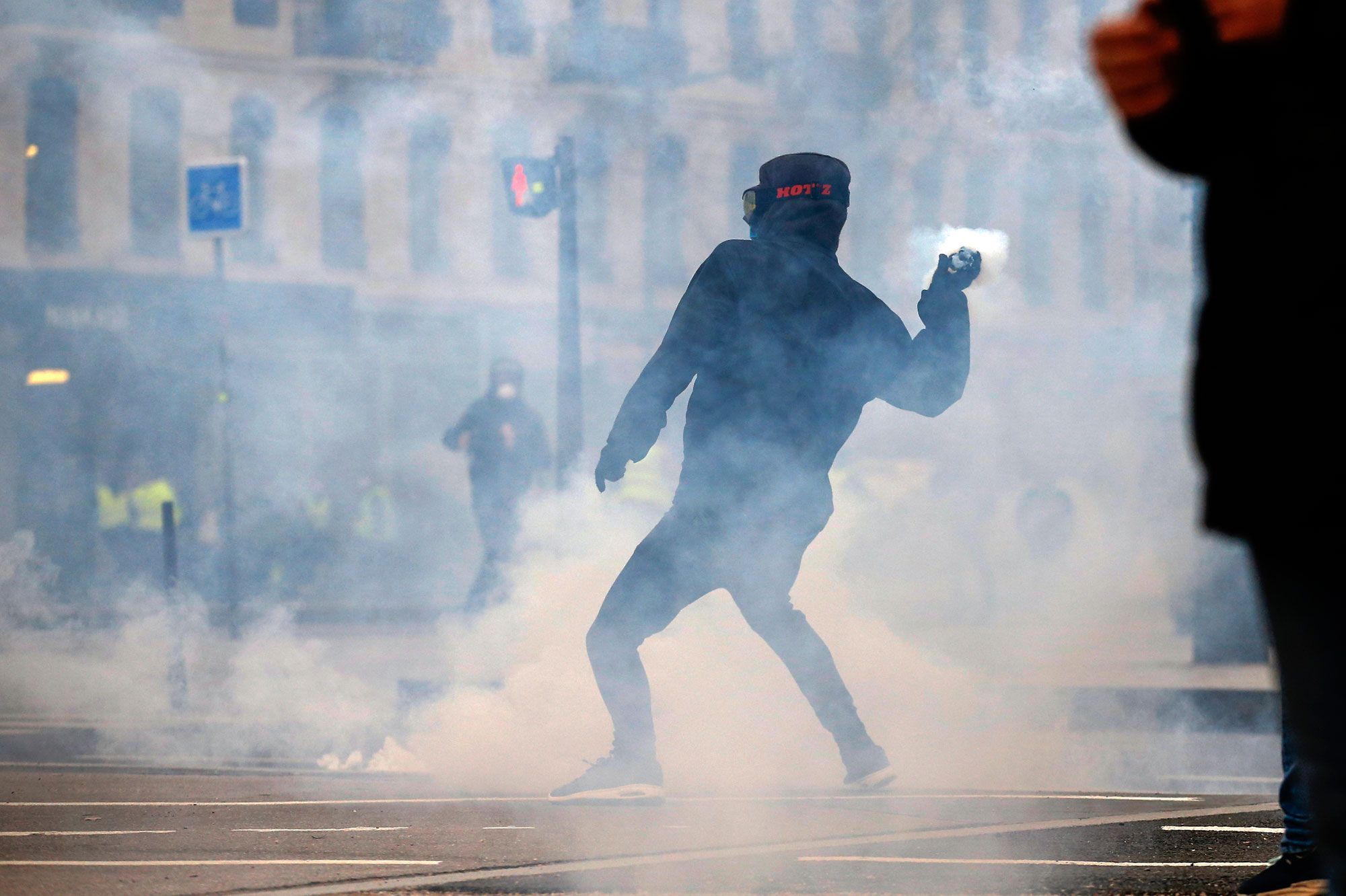 Le Gouvernement Dénonce Lattaque Dun Fourgon De Police