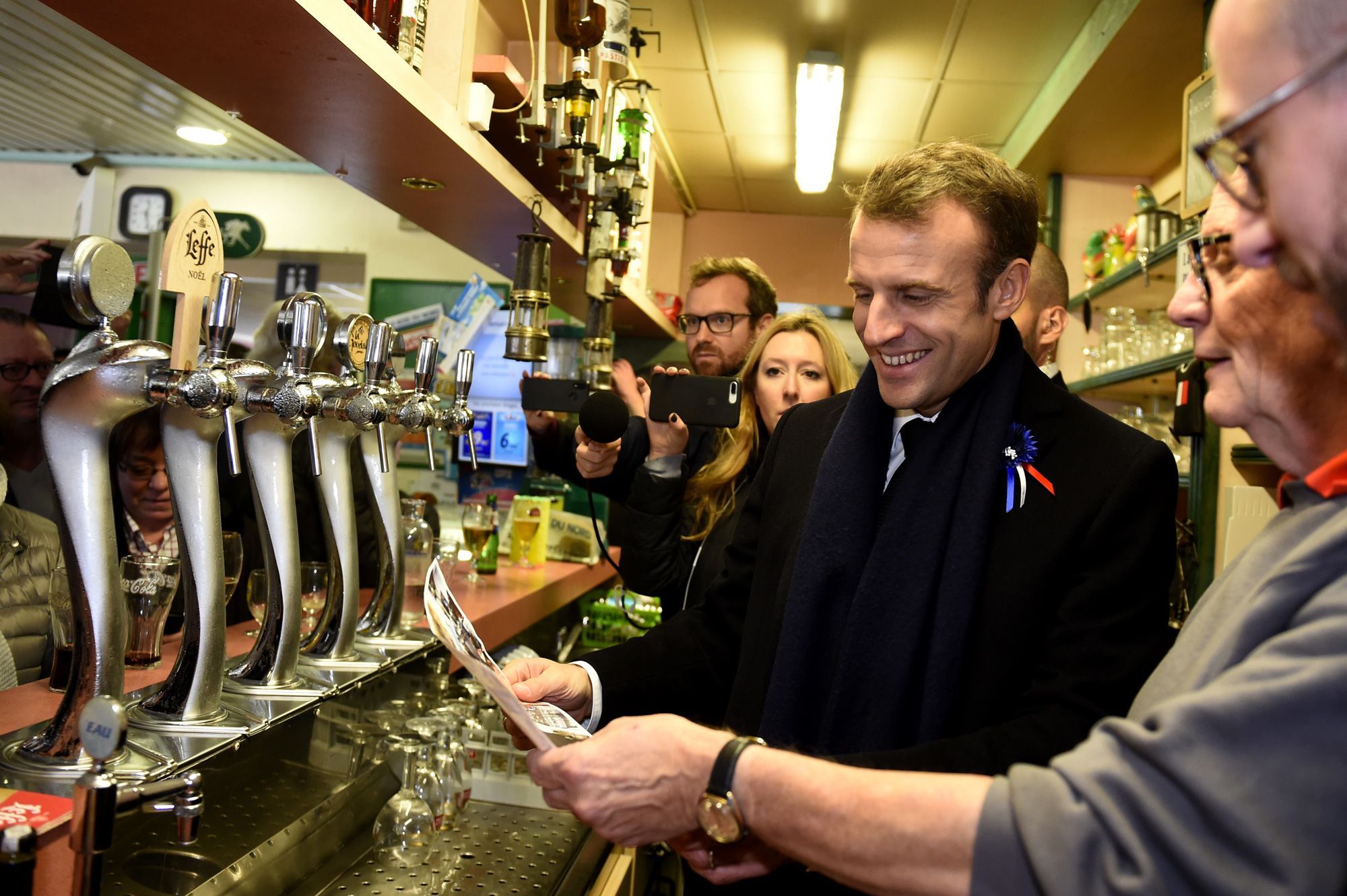 Macron Rencontre Des Habitants Dans Un Bar Pmu Et Paye Sa Tournee