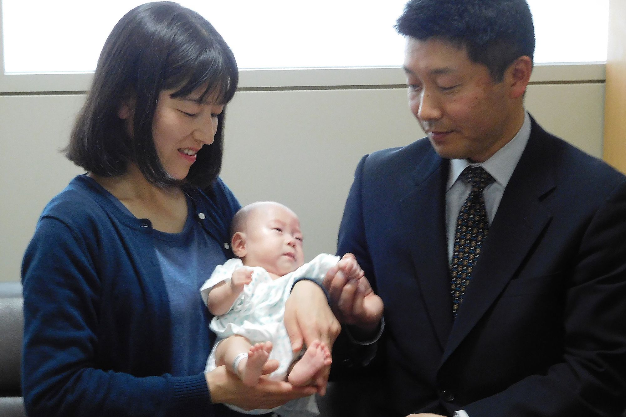 Un Bebe Japonais Ne Avec Un Poids Record De 258g Va Quitter L Hopital