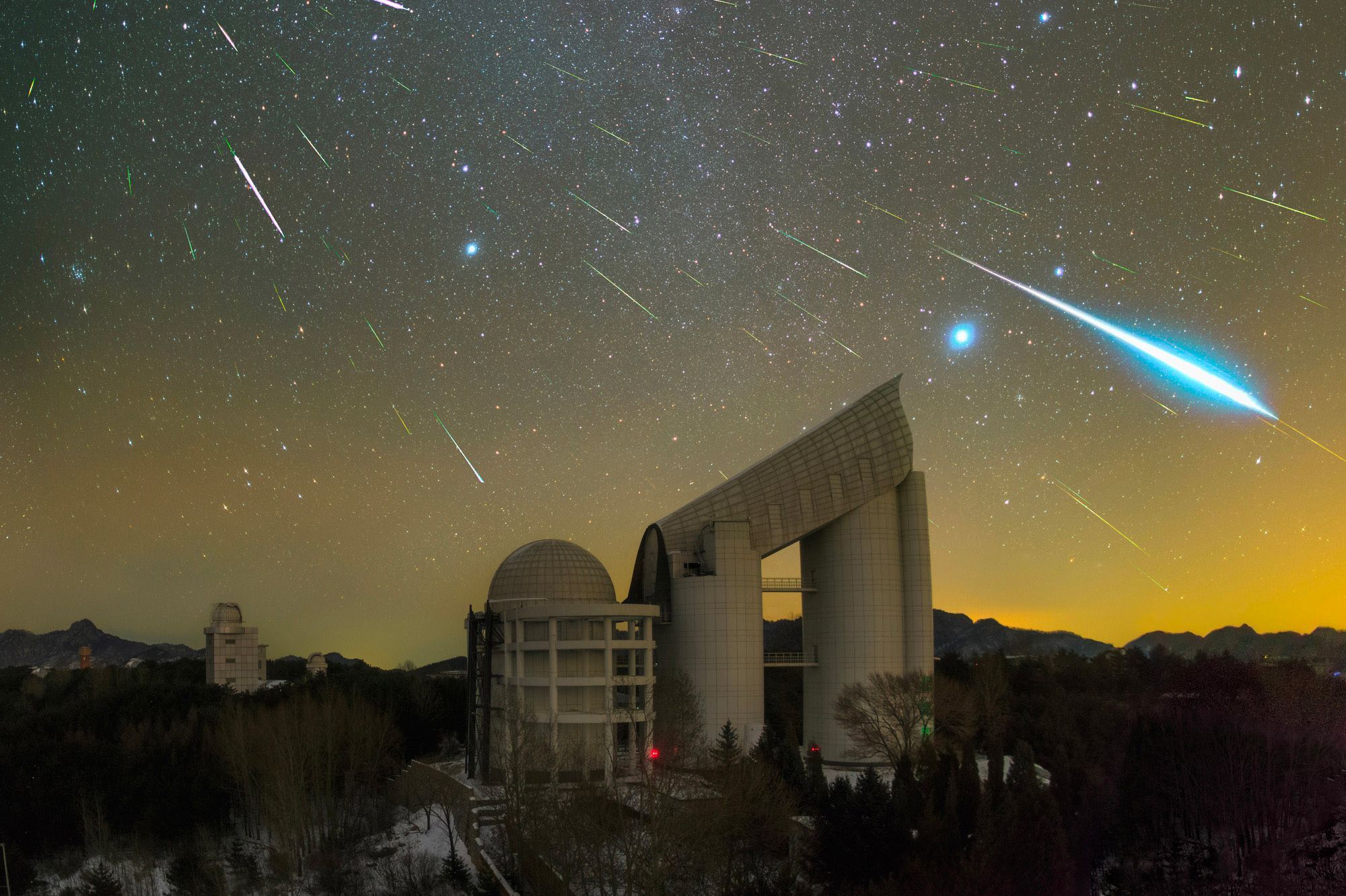 Une Magnifique Pluie Détoiles Filantes Est Tombée Sur La Terre