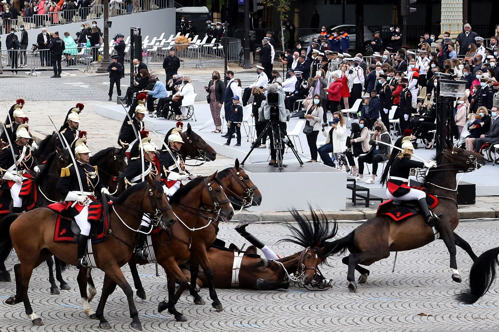 https://resize-parismatch.lanmedia.fr/img/var/news/storage/images/paris-match/actu/societe/14-juillet-les-images-impressionnantes-de-la-chute-d-un-cheval-de-la-garde-republicaine-1748749/28794689-1-fre-FR/14-juillet-les-images-impressionnantes-de-la-chute-d-un-cheval-de-la-Garde-republicaine.jpg