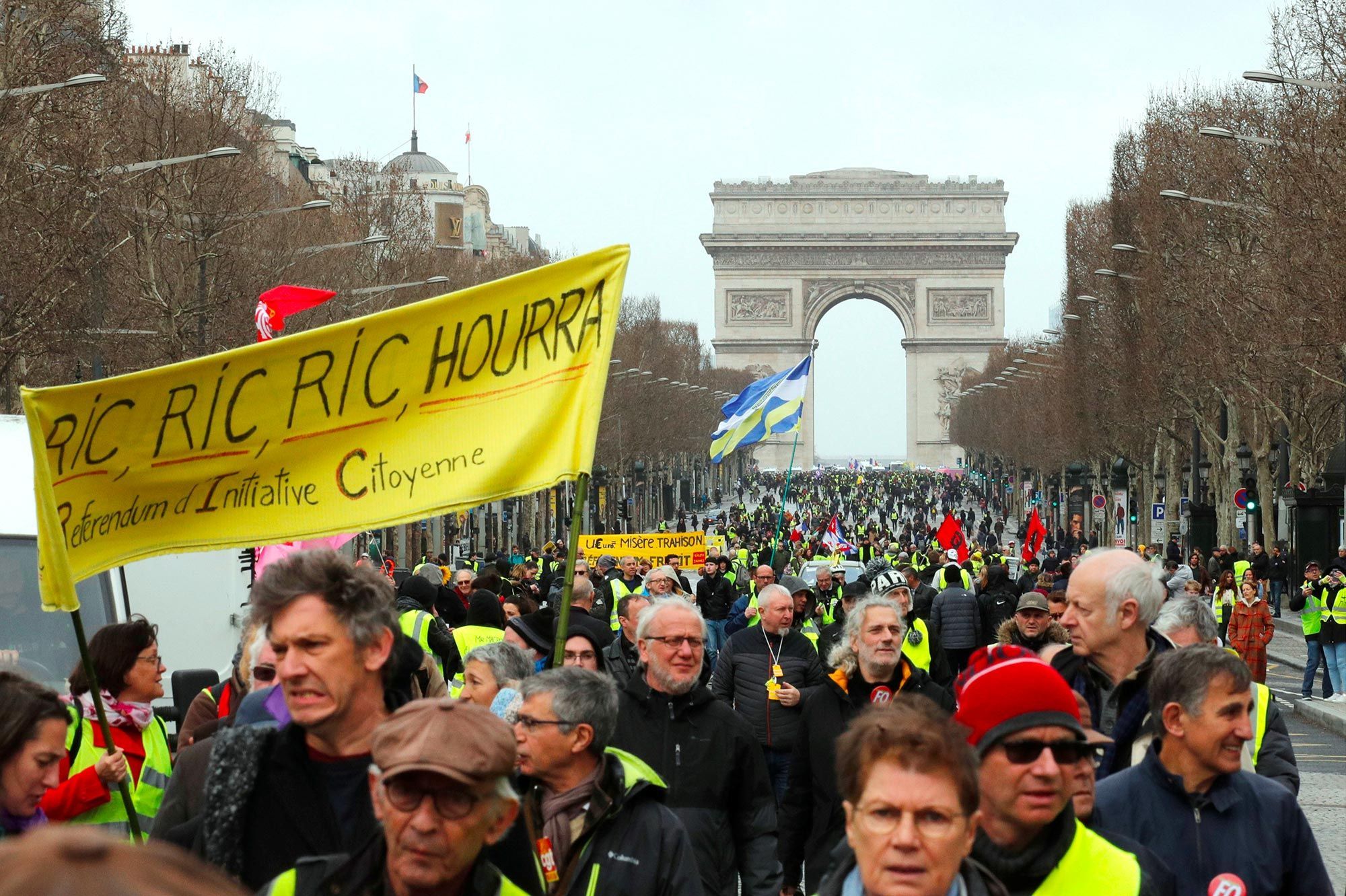 A Paris Les Gilets Jaunes Présents Pour Lacte Xvii