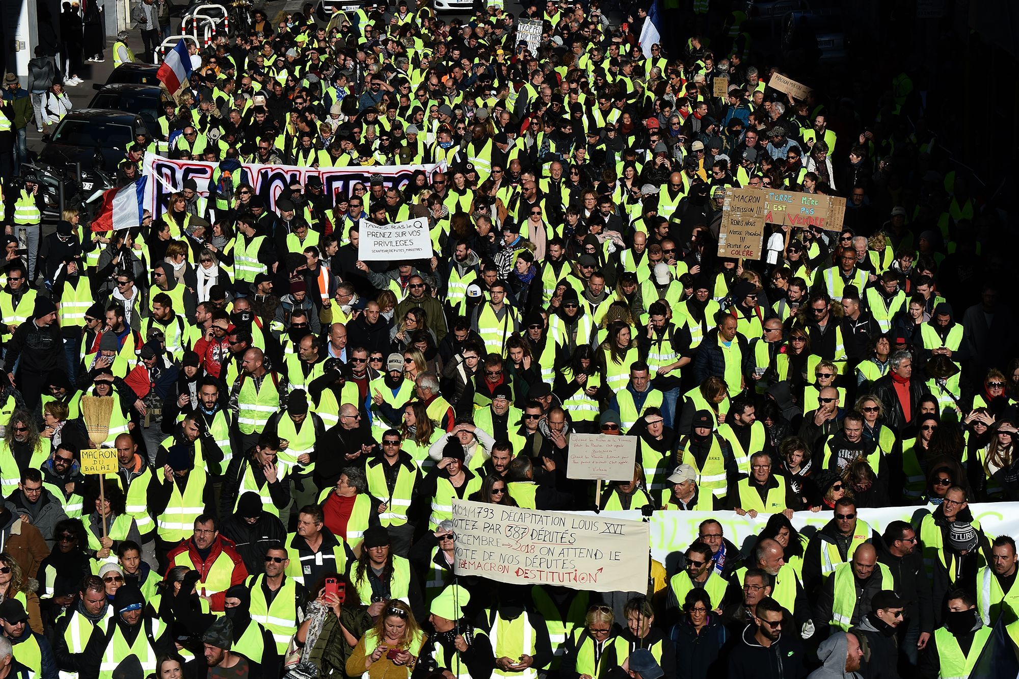 Deux Mille Gilets Jaunes Défilent Dans Le Calme à Marseille