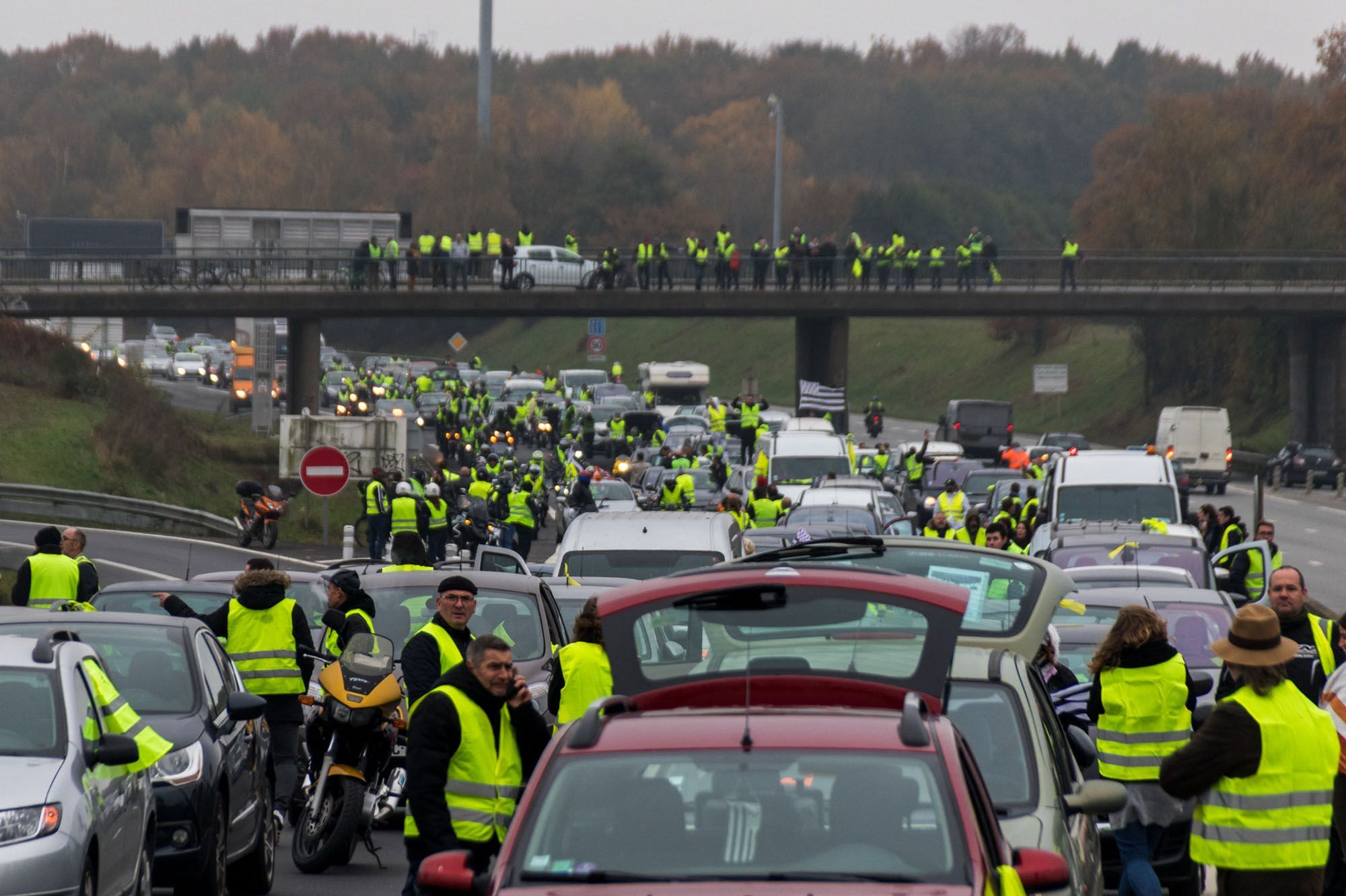 Gilets Jaunes 200 Camions Bloqués Près De Rennes