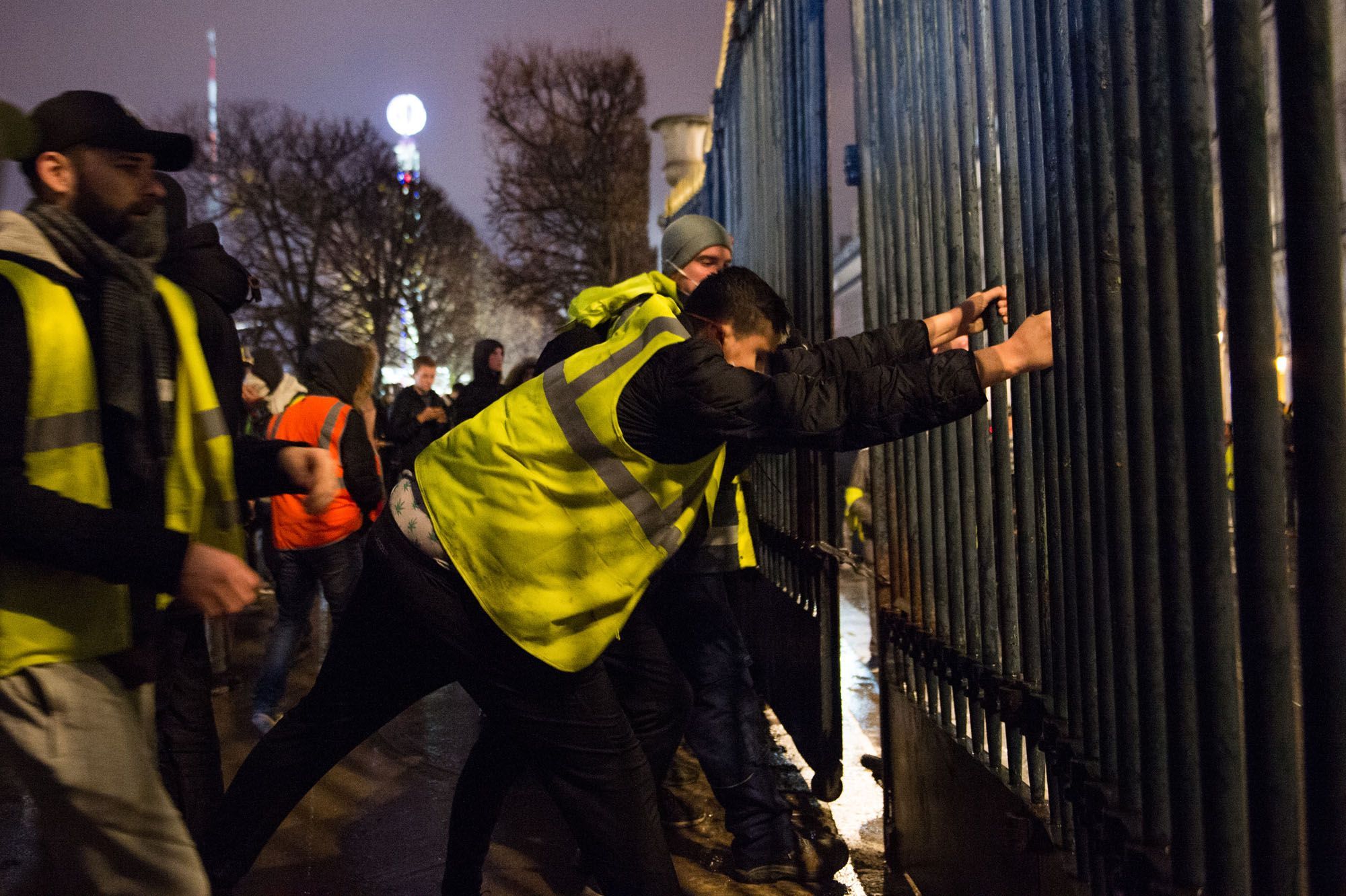 Gilets Jaunes De Nombreux Musées Parisiens Et La Tour