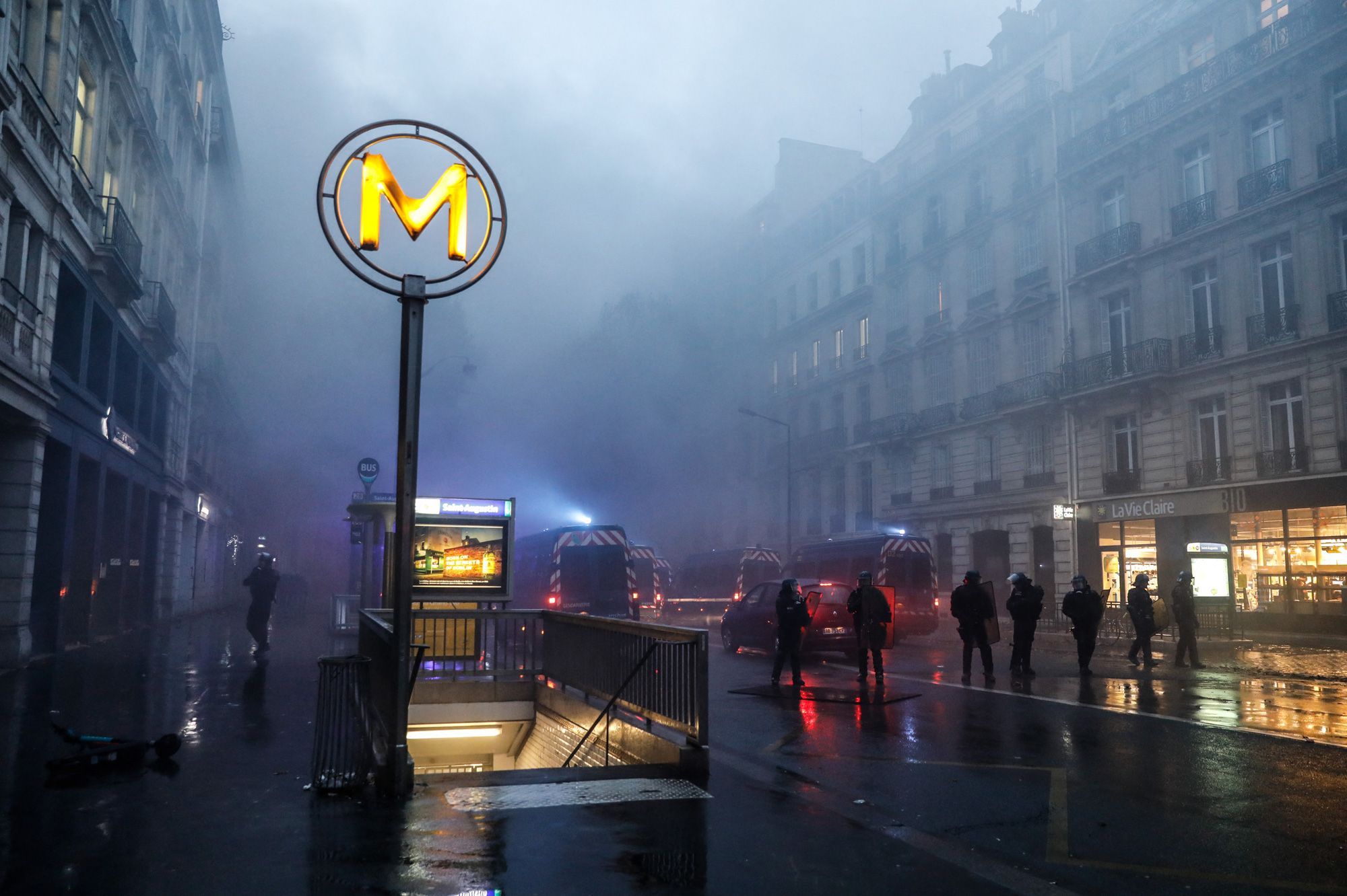 Gilets Jaunes 36 Stations De Métro Et De Rer Fermées