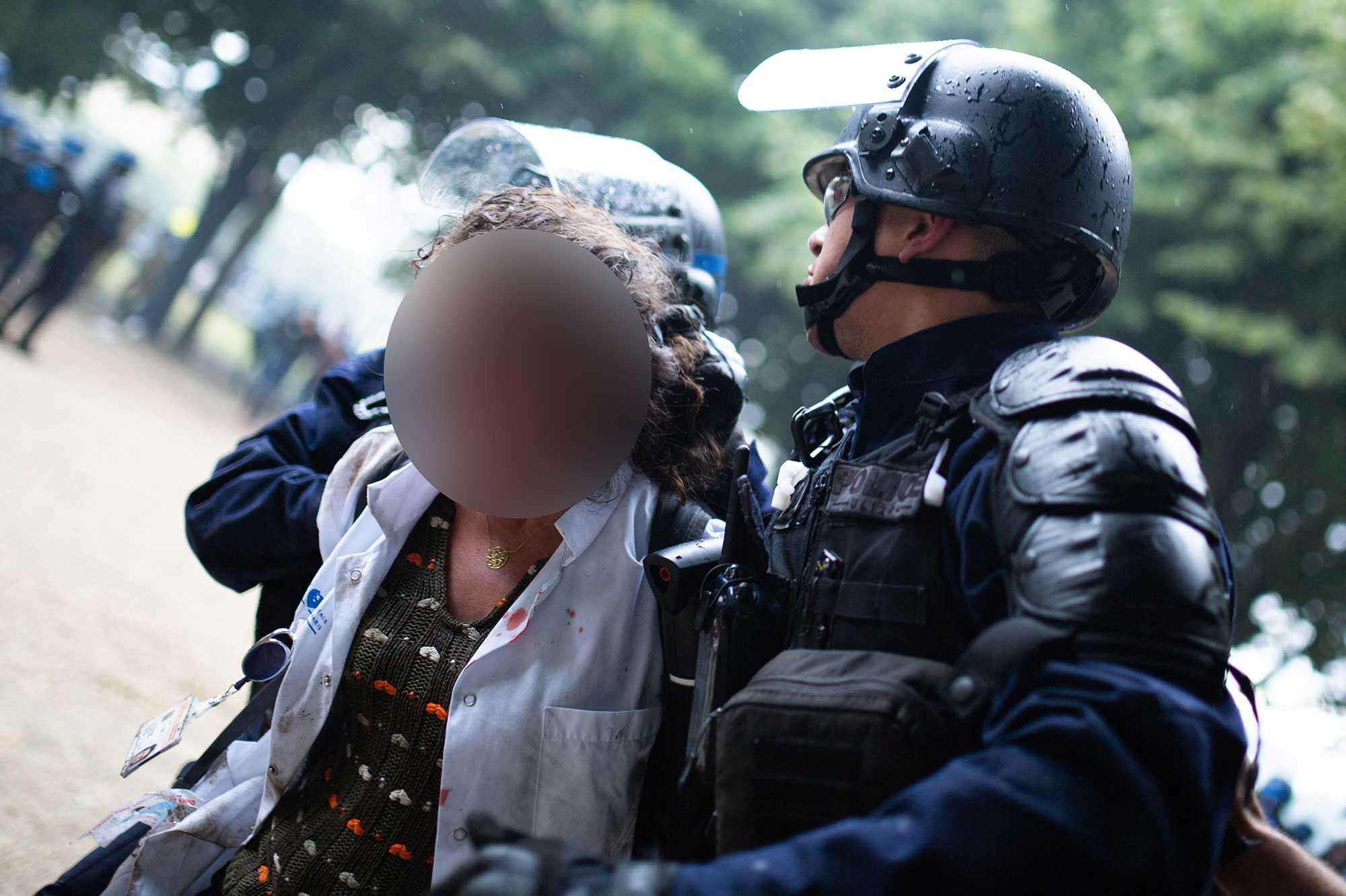 L Infirmiere Arretee A Paris Pendant Une Manifestation Porte Plainte